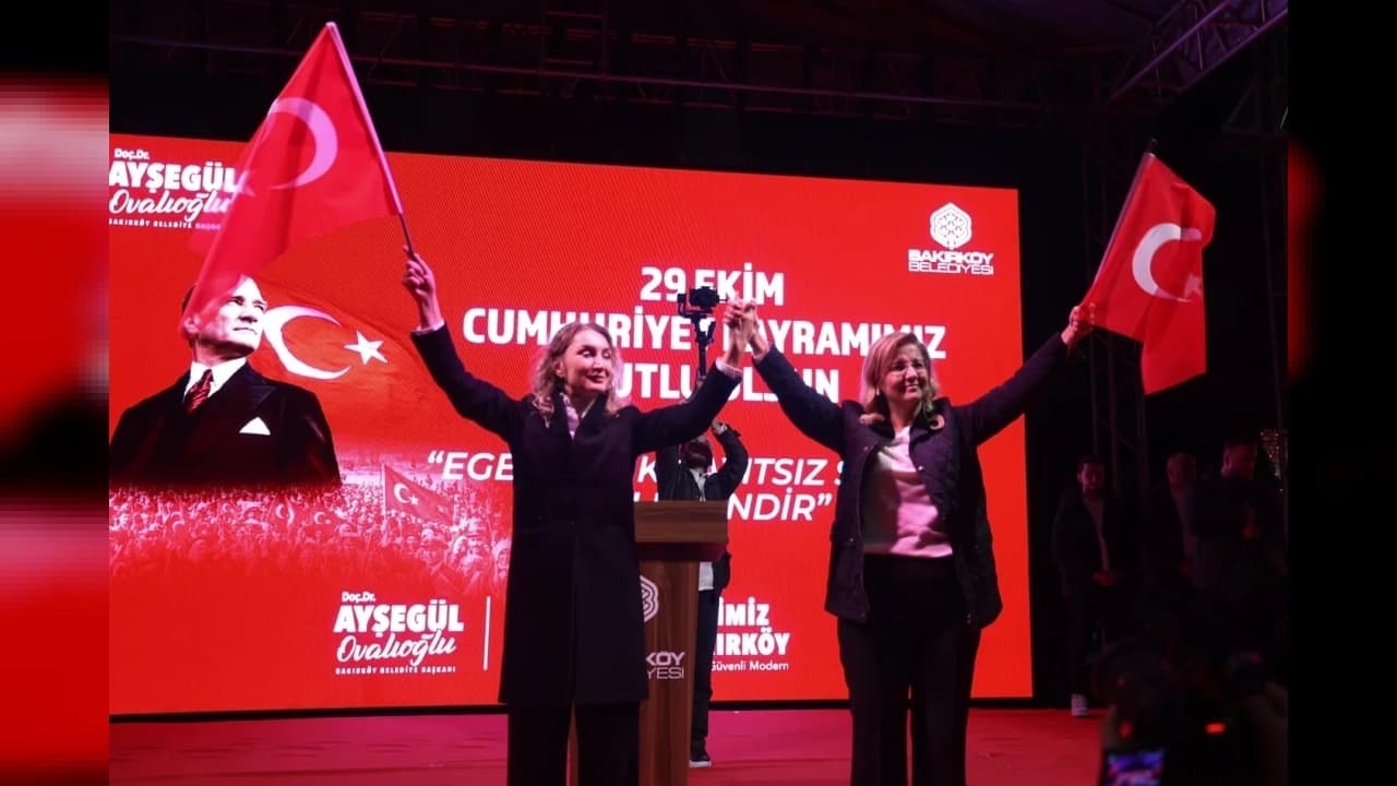 Bakırköy'de Cumhuriyet coşkusu: Binlerce kişi Fener Alayı'na katıldı