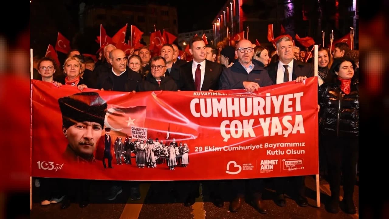 Balıkesir'de 29 Ekim coşkusu Fener Alayı ve konserle kutlandı