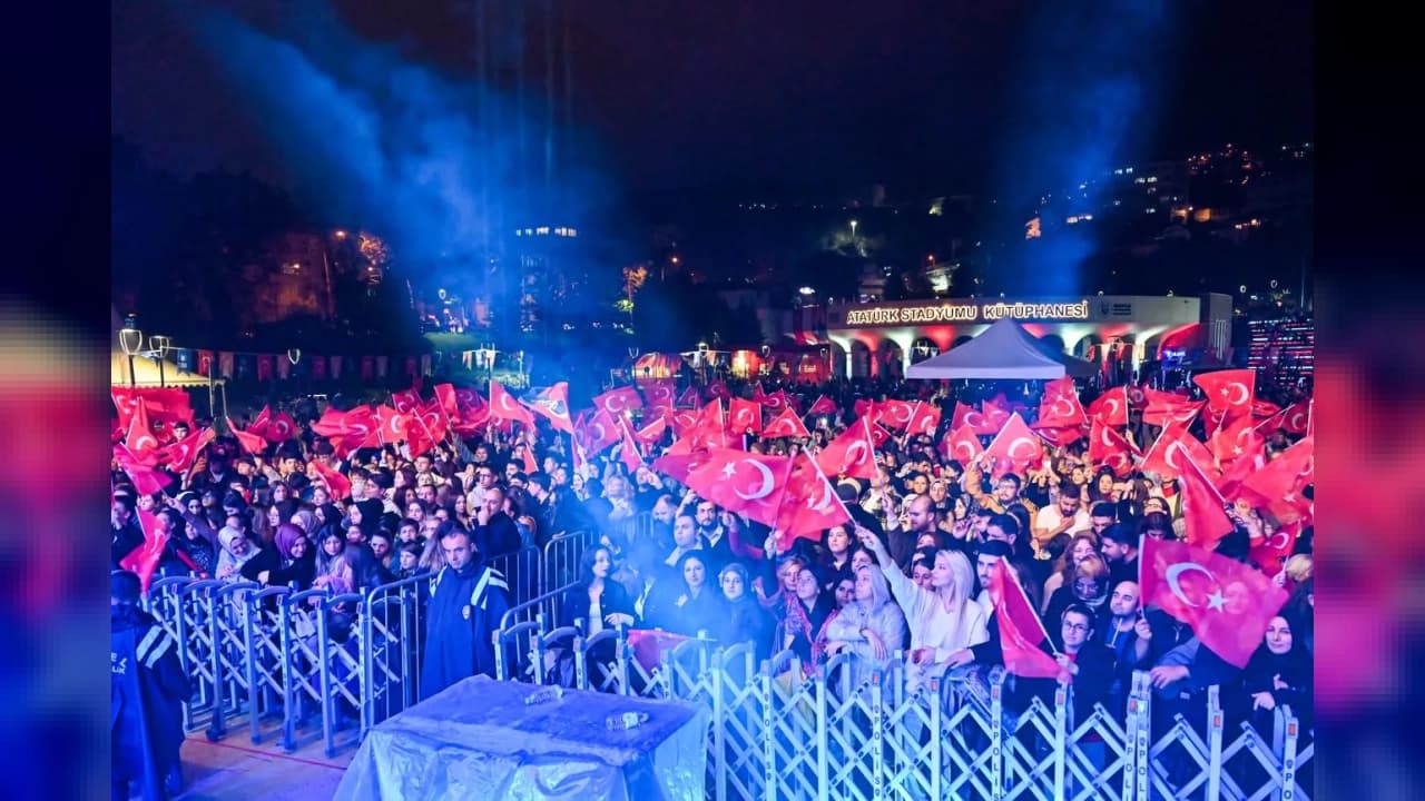 Bursa'da 29 Ekim coşkusu: Kortej yürüyüşü ve Berkay konseri