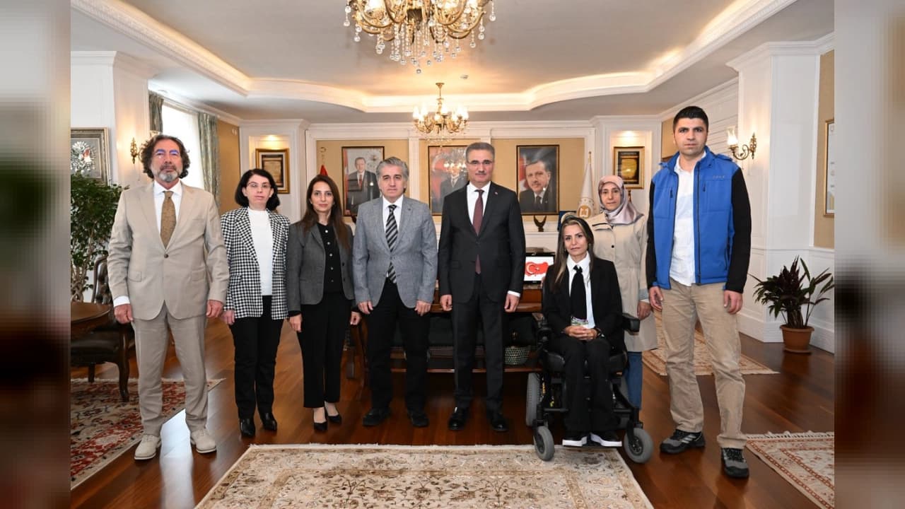 Erzurum Fotoğraf Sanatı Derneği Vali Baruş'u makamında ziyaret etti