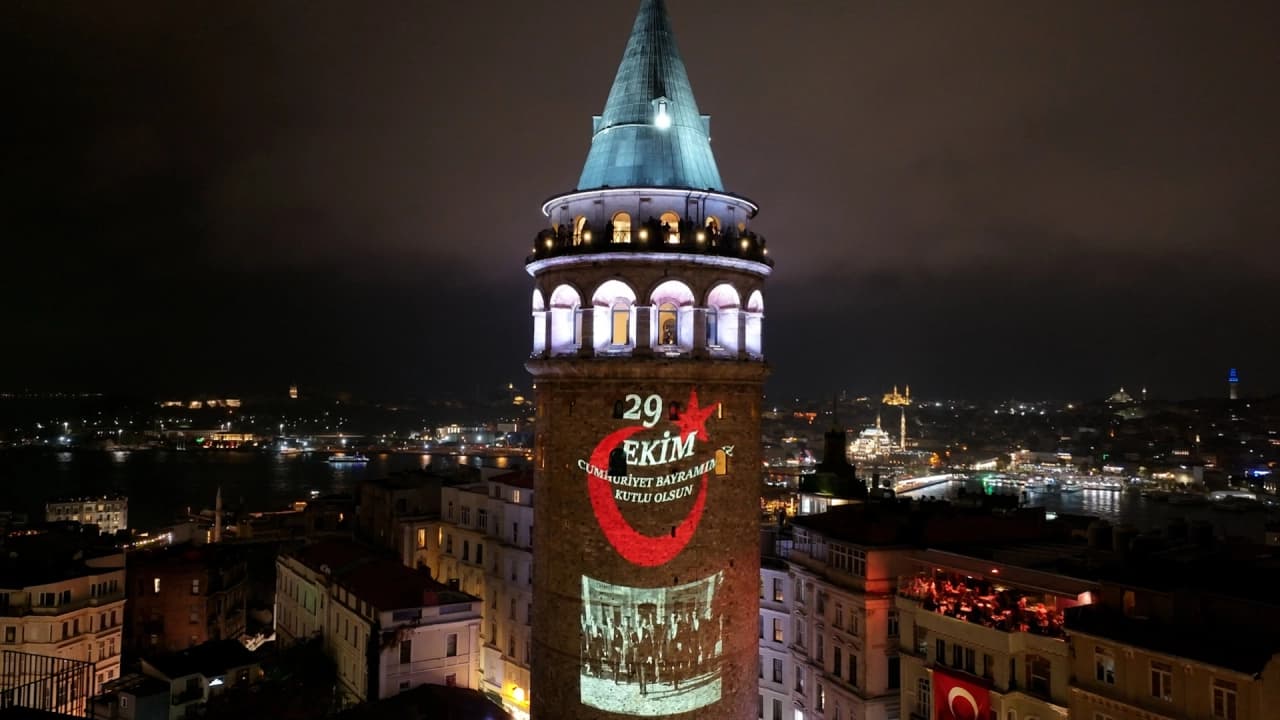 Galata Kulesi'nde Cumhuriyet'in 103. yılına özel görsel gösteri