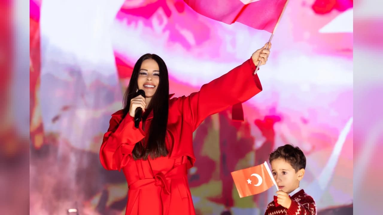 İstanbul'da 29 Ekim coşkusu: Simge ve Murat Dalkılıç konser verdi