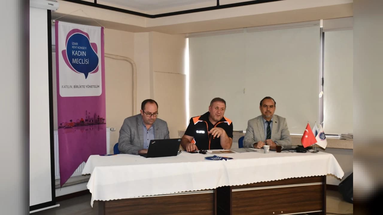 İzmir'de düzenlenen panelde kentsel dönüşüm ve yapı güvenliği ele alındı