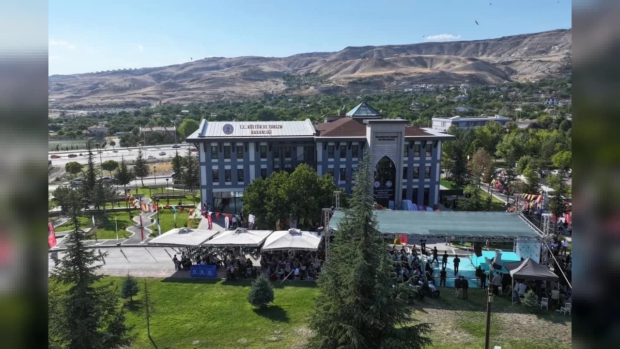 Kayseri'deki Sinan Kütüphaneleri gençlere çalışma ortamı sunuyor
