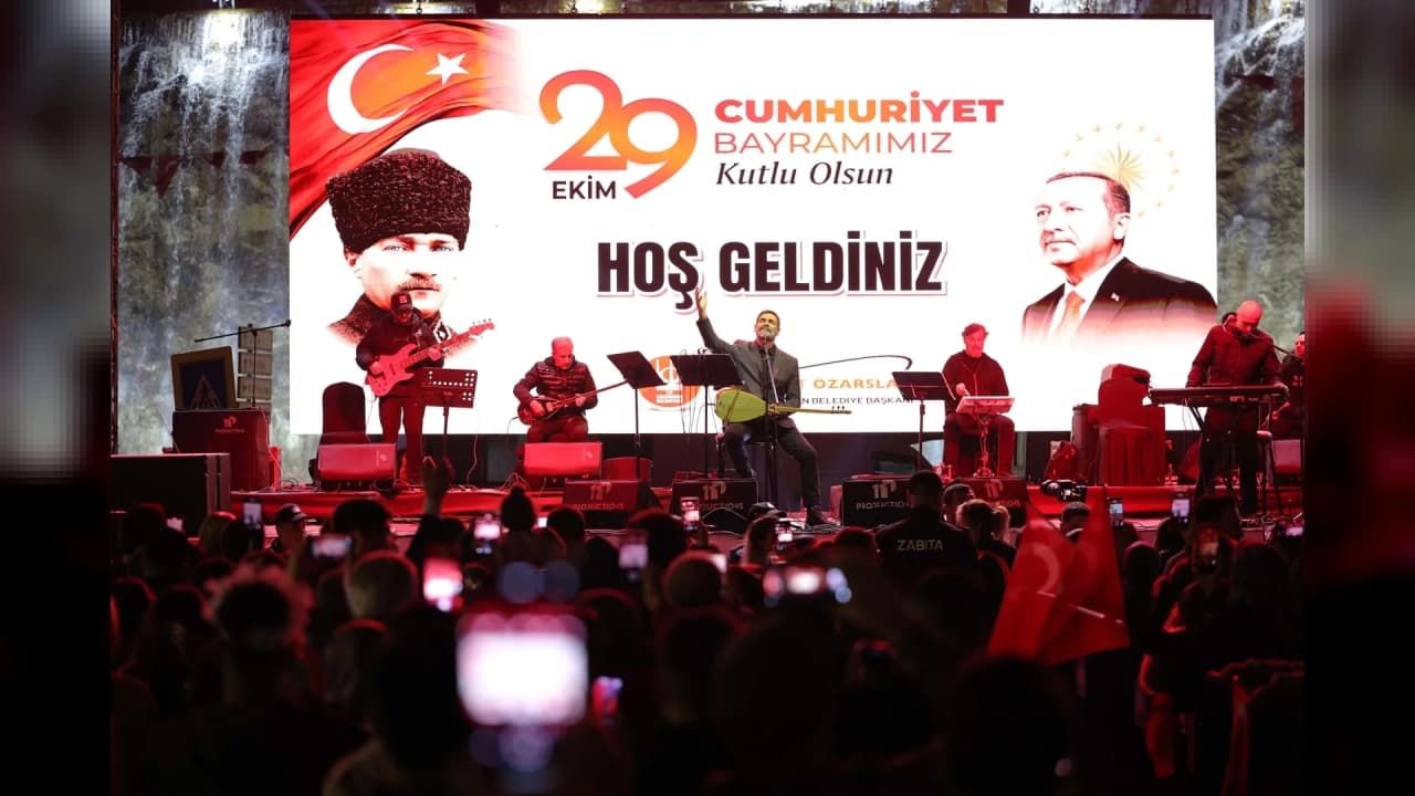 Keçiören'de Uğur Işılak konseriyle Cumhuriyet coşkusu yaşandı
