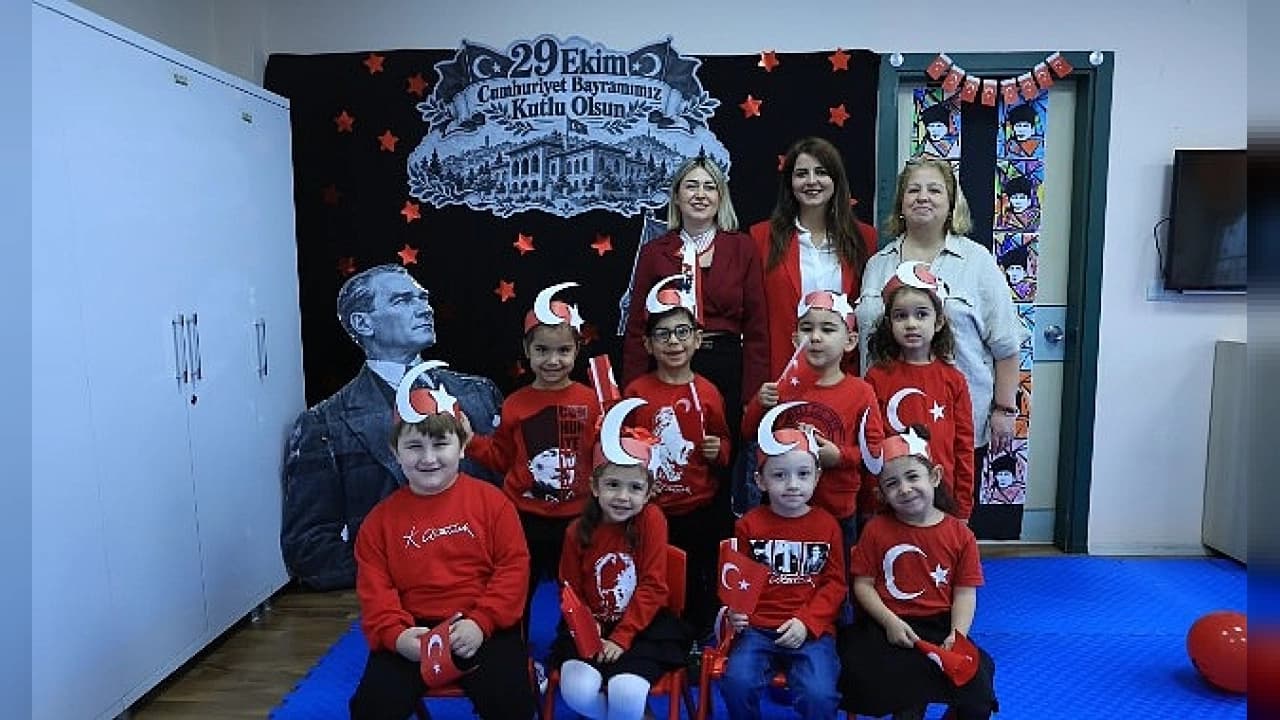 Konak'ta miniklerden 29 Ekim Cumhuriyet Bayramı kutlaması