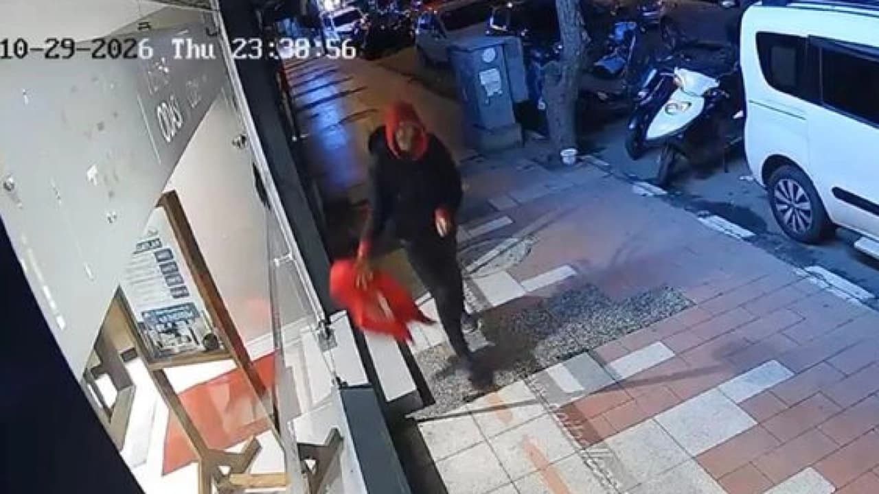 Manisa'da mağaza önündeki Türk bayrağını yere atan şüpheli aranıyor