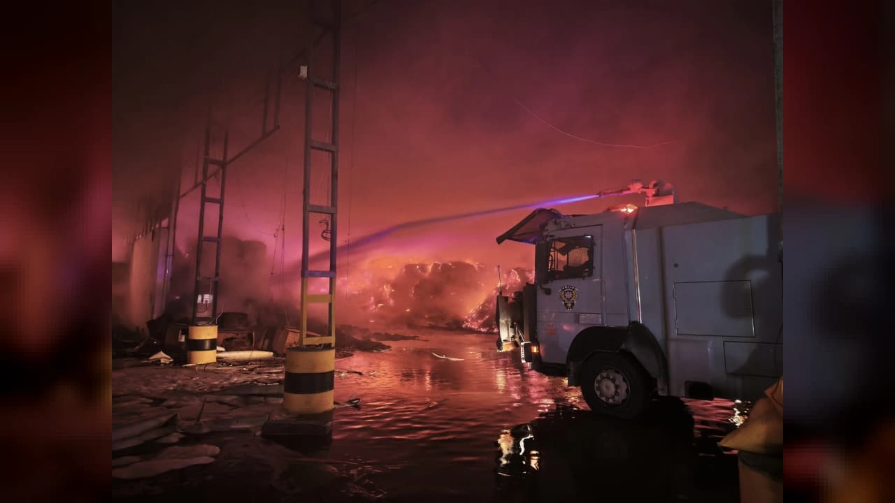 Mersin Akdeniz'de tütün antreposunda yangın çıktı