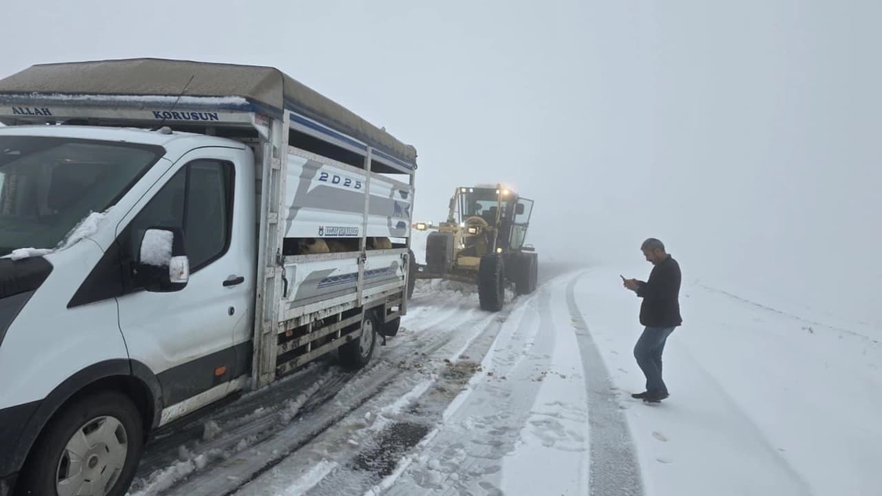 Muş'ta kar yağışında mahsur kalan sürücüler kurtarıldı