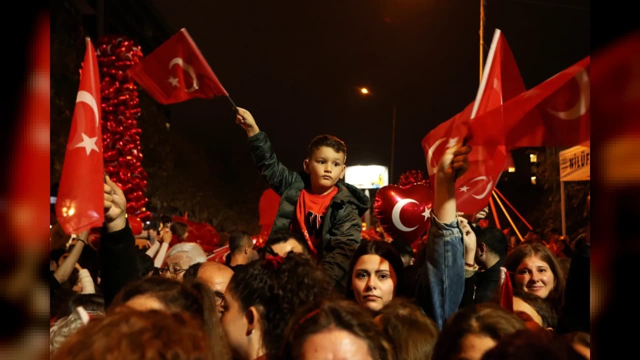Nilüfer’de binlerce kişi yağmura rağmen Cumhuriyet yürüyüşünde buluştu