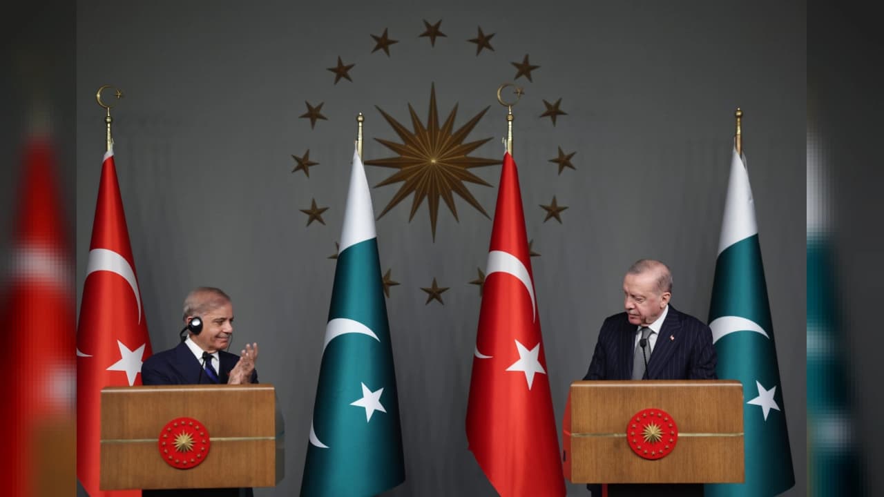 Pakistan Başbakanı Şerif’ten Türkiye’ye 103’üncü Yıl Kutlama Mesajı