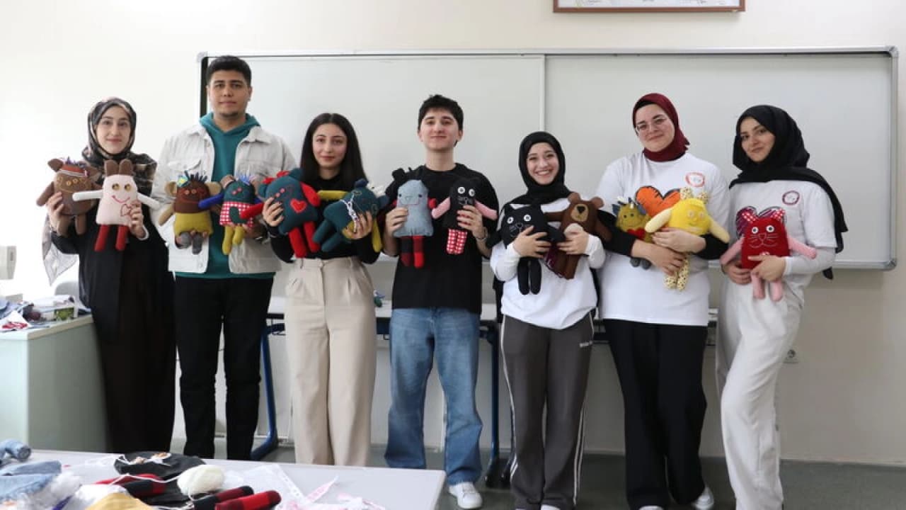 Trabzon'da öğrenciler tekstil atıklarından oyuncak tasarladı