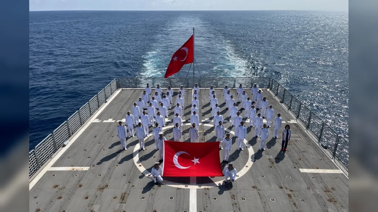 Türk donanmasından Somali açıklarında 29 Ekim kutlaması