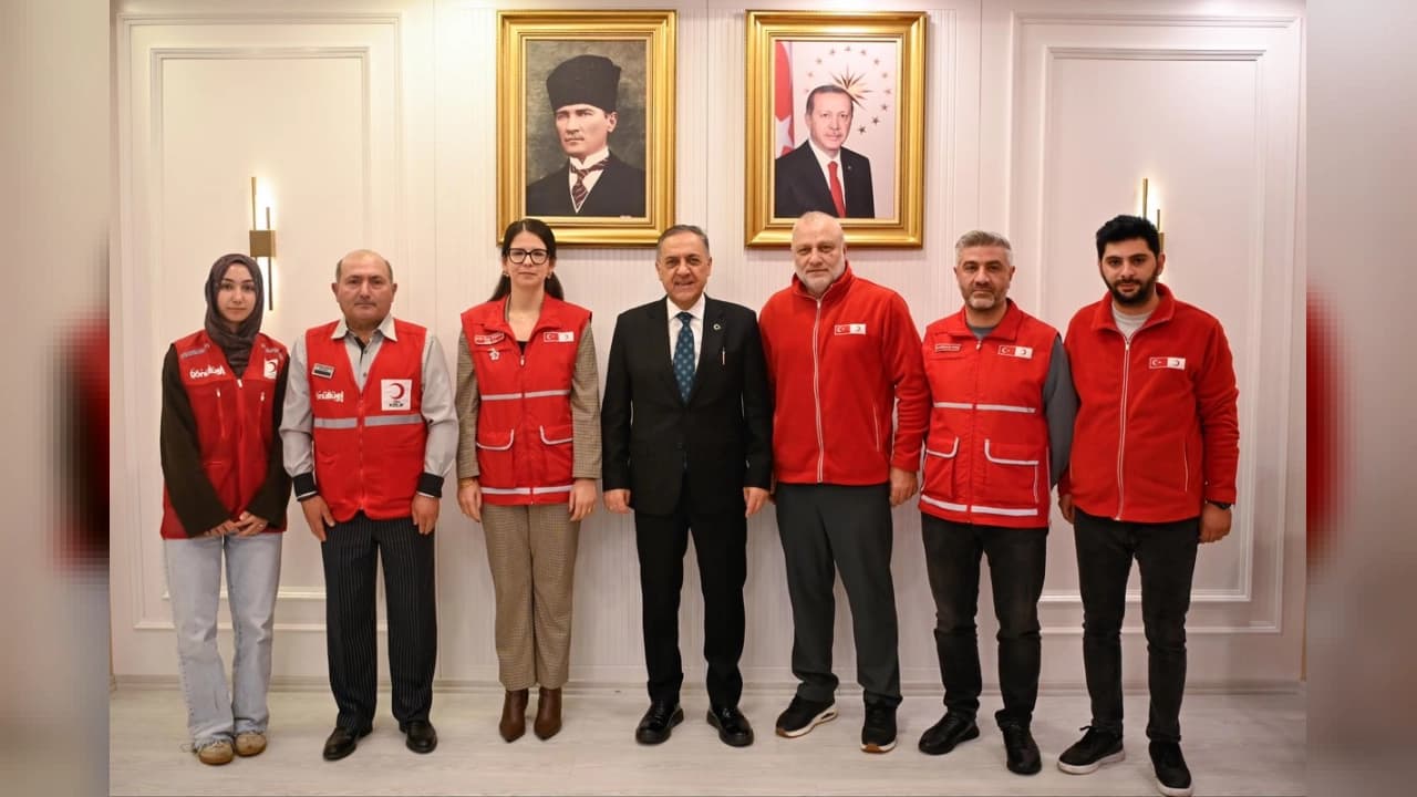 Yalova Valisi Usta Kızılay Heyeti ile Bir Araya Geldi