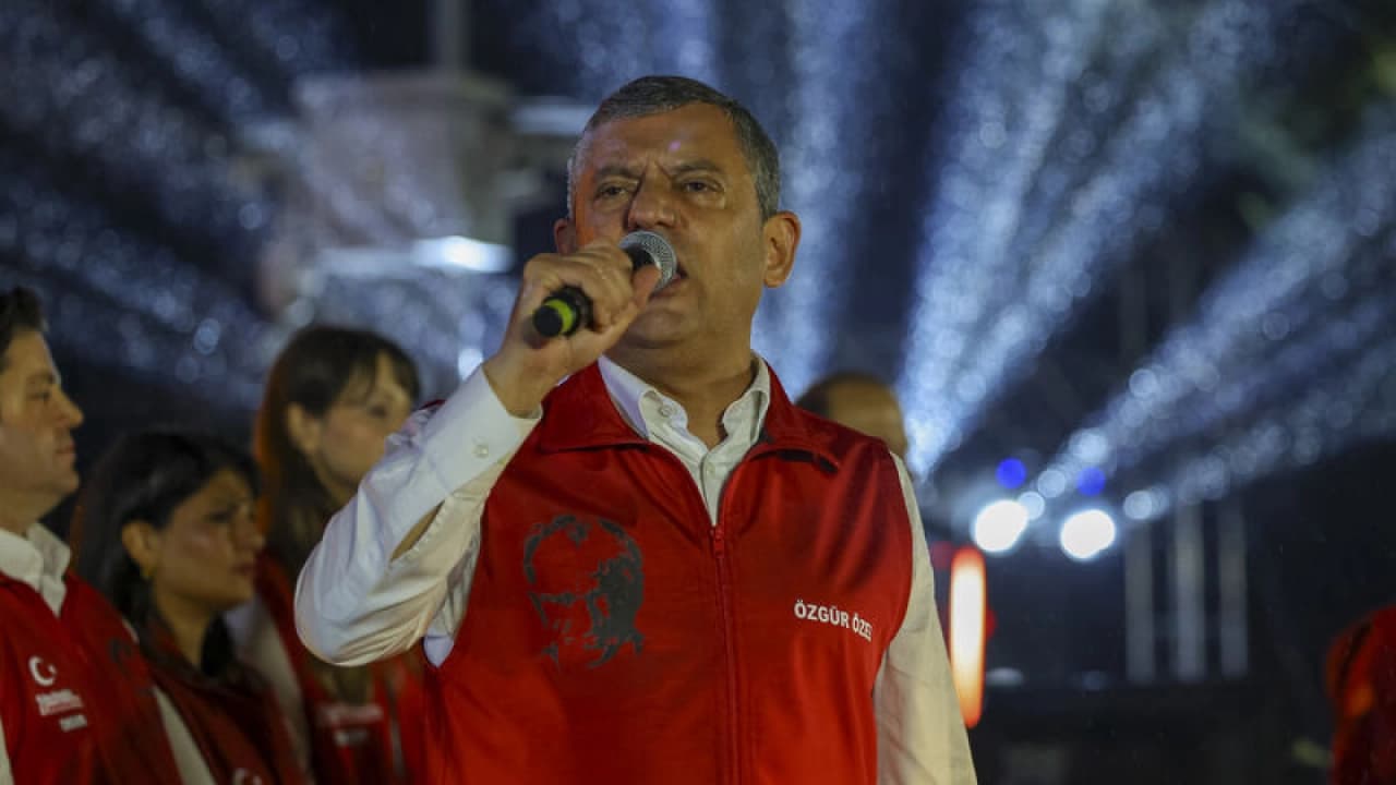 Yeni Parti Lideri Özel, Kadıköy'deki Cumhuriyet yürüyüşüne katıldı
