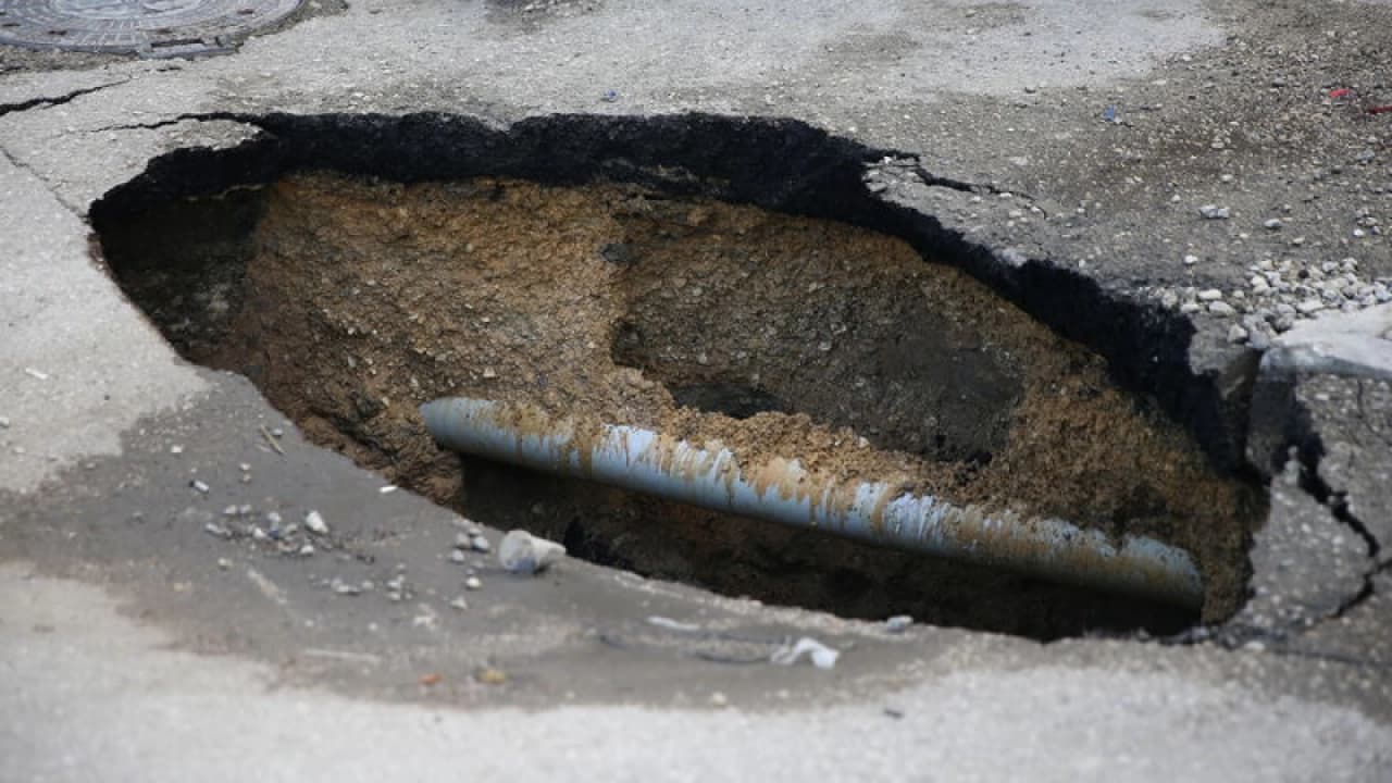 Adana Yüreğir'de yol çöktü: Çukur oluşan caddeye ekipler sevk edildi