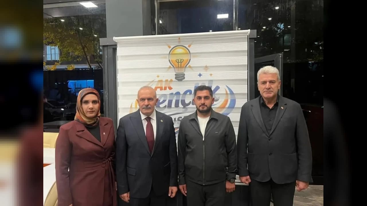 AK Parti Van Milletvekili Burhan Kayatürk'ün Tuşba İlçe Başkanlığı'nı ziyareti sırasında teşkilat mensuplarıyla bir araya geldiği anlar.