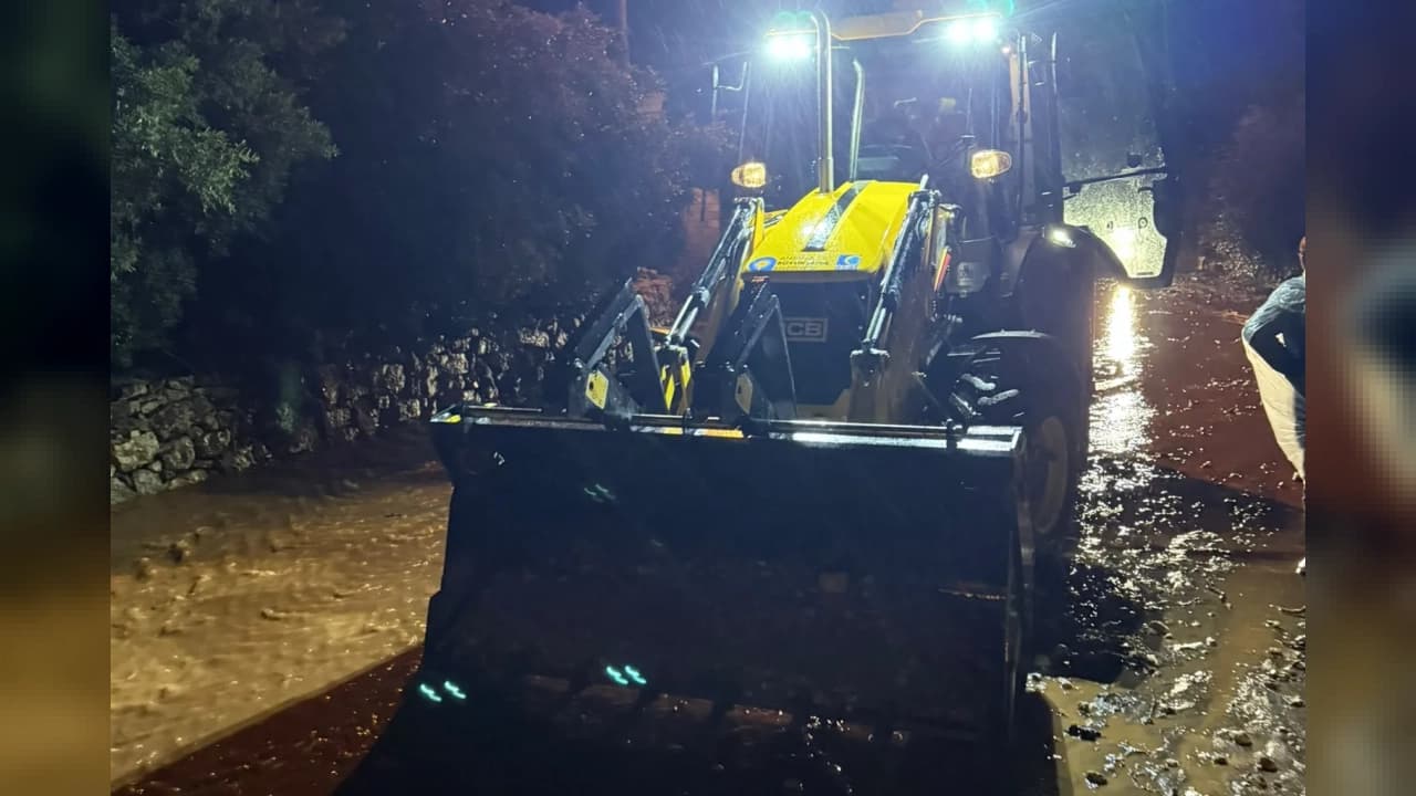 Antalya'da aşırı yağışlar su baskınlarına ve mahsur kalmalara neden oldu