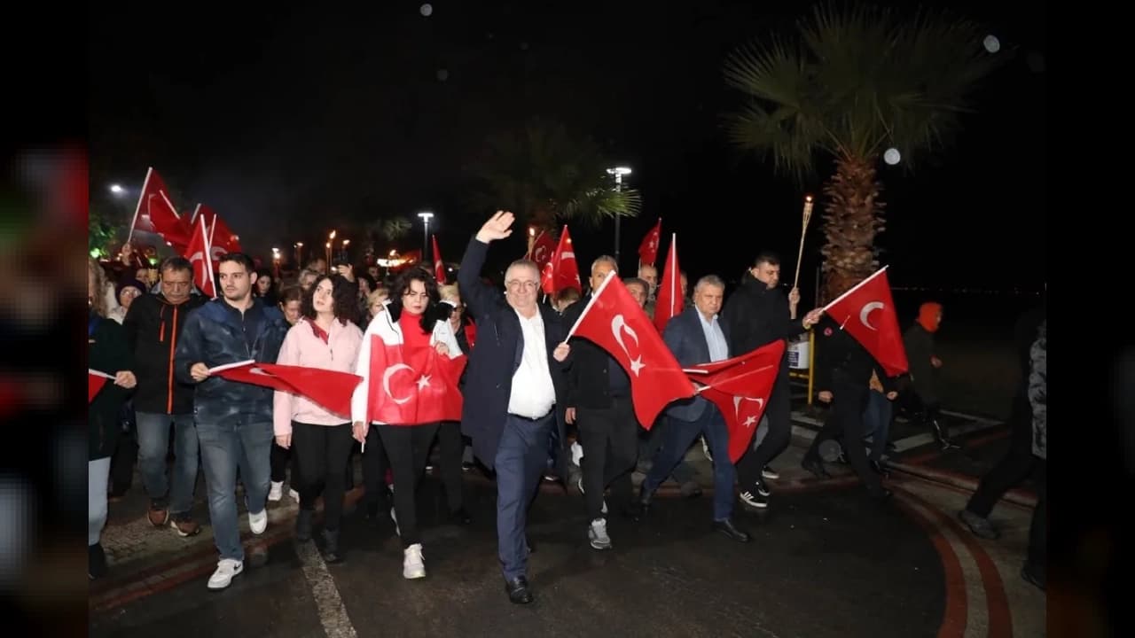 Balıkesir Edremit'te Cumhuriyet coşkusu yağmura rağmen yaşandı