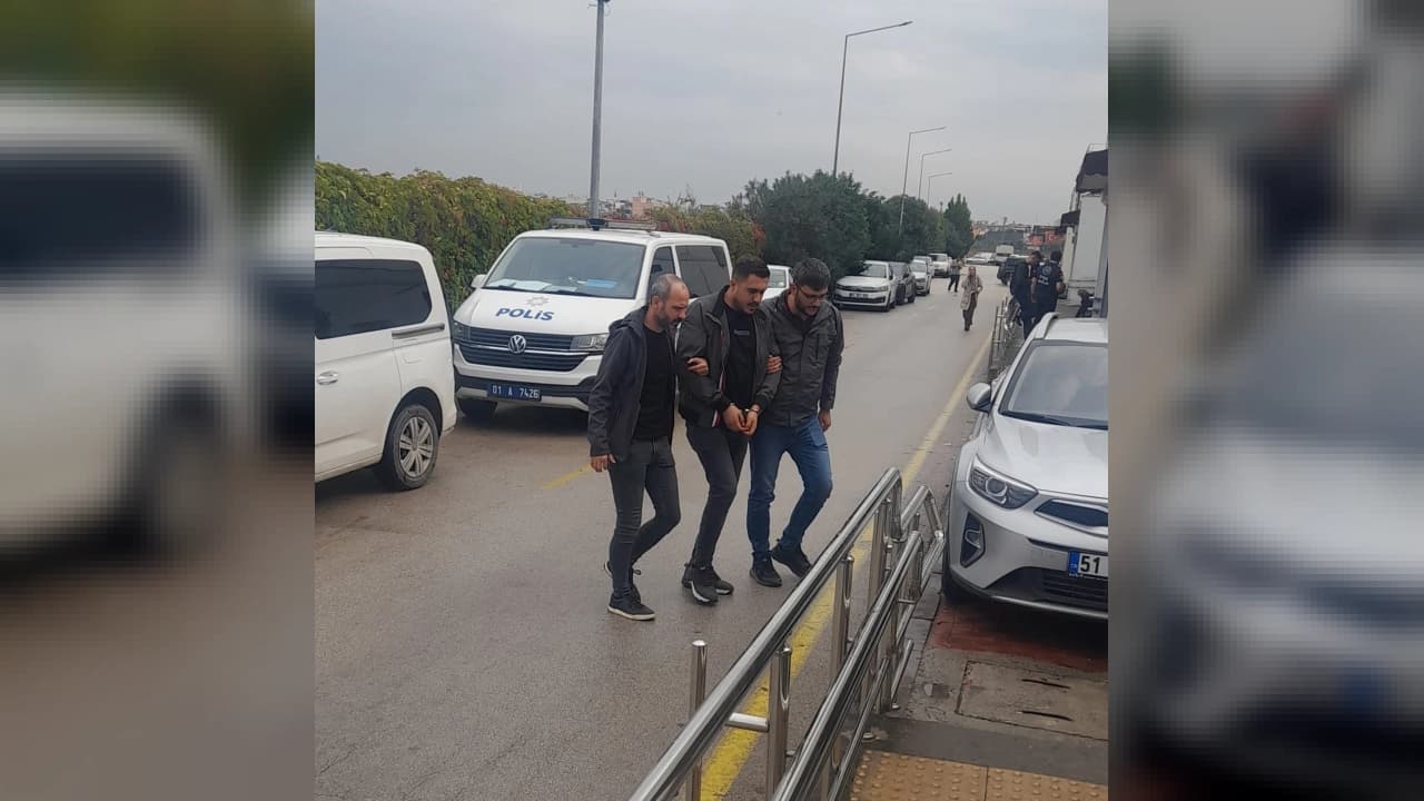 Adana'da Bayğaralar suç örgütü üyesinin yakalanmasıyla sonuçlanan ortak operasyonun ardından şüphelinin adliyeye sevk süreci gerçekleşti.