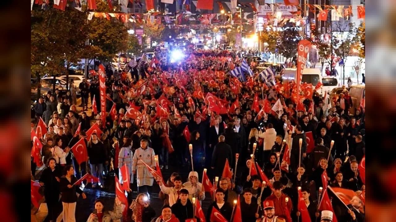 Beylikdüzü'nde 103. yıl coşkusu kortej ve konserle kutlandı