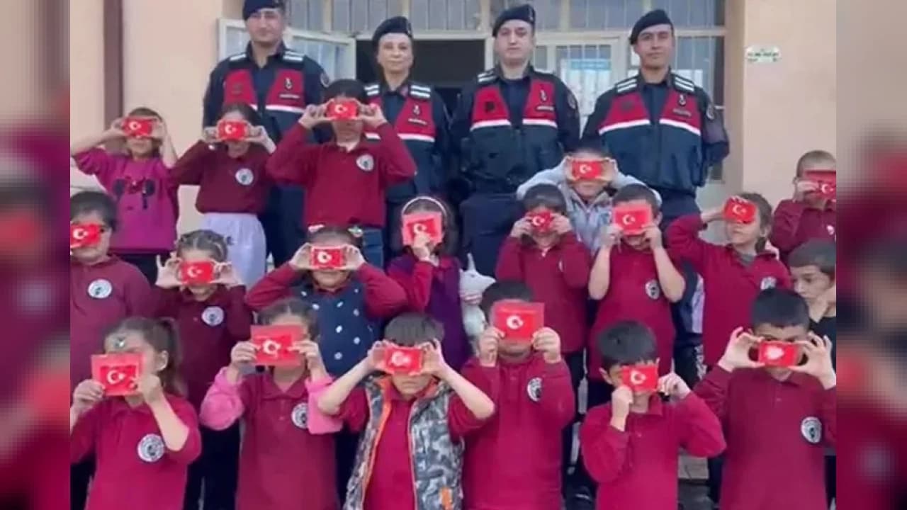 Bilecik'te jandarma ekiplerinden öğrencilere vatan sevgisi eğitimi