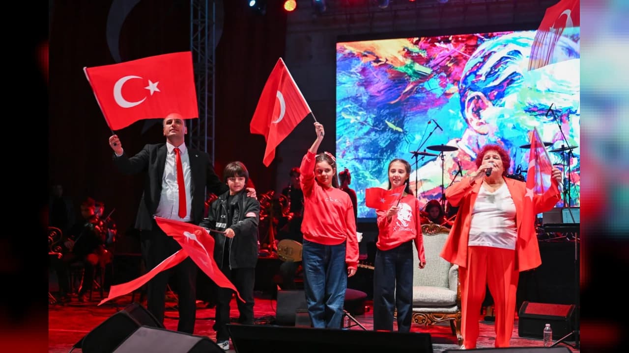 Bornova'da Cumhuriyet coşkusu: Selda Bağcan 20 eser seslendirdi