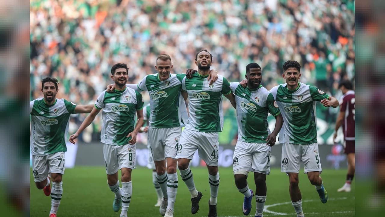 Bursaspor, Bandırmaspor'u 3-0 yenerek liderliğini sürdürdü