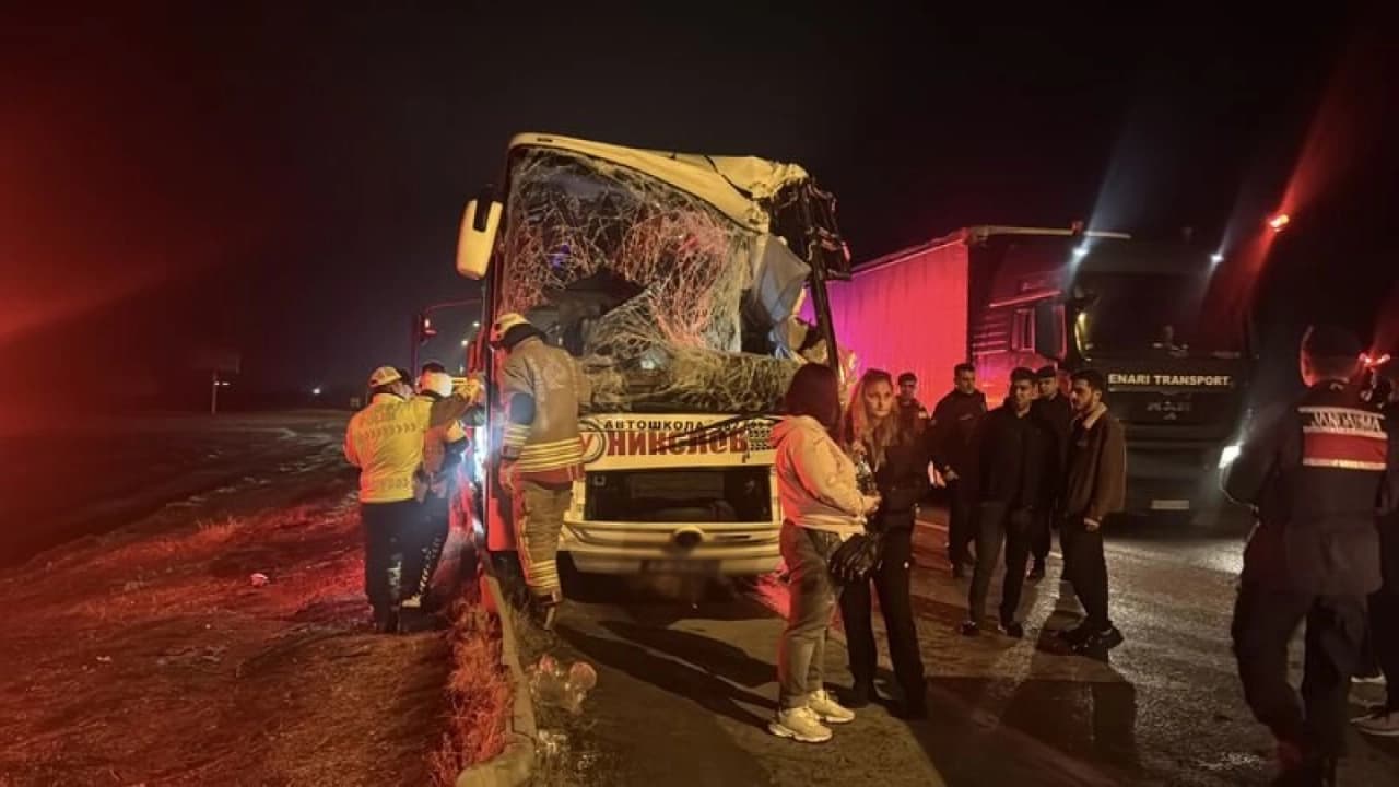 Edirne'de tur otobüsü ile TIR çarpıştı: 10 Bulgaristan uyruklu yaralandı