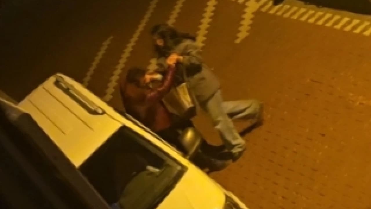 Esenyurt’ta sokak ortasında kavga: Kadın erkeğe taşla saldırdı