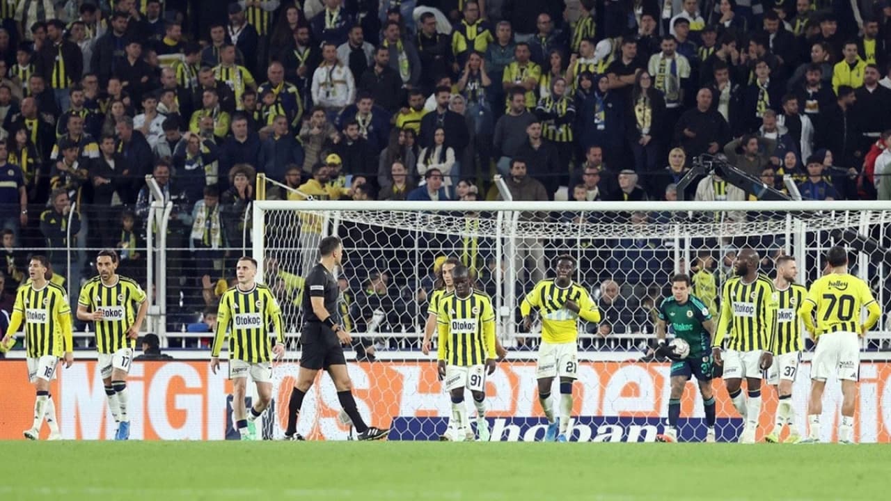 Fenerbahçe, Göztepe'ye 2-1 Yenilerek Liderle Puan Farkını 9'a Çıkardı
