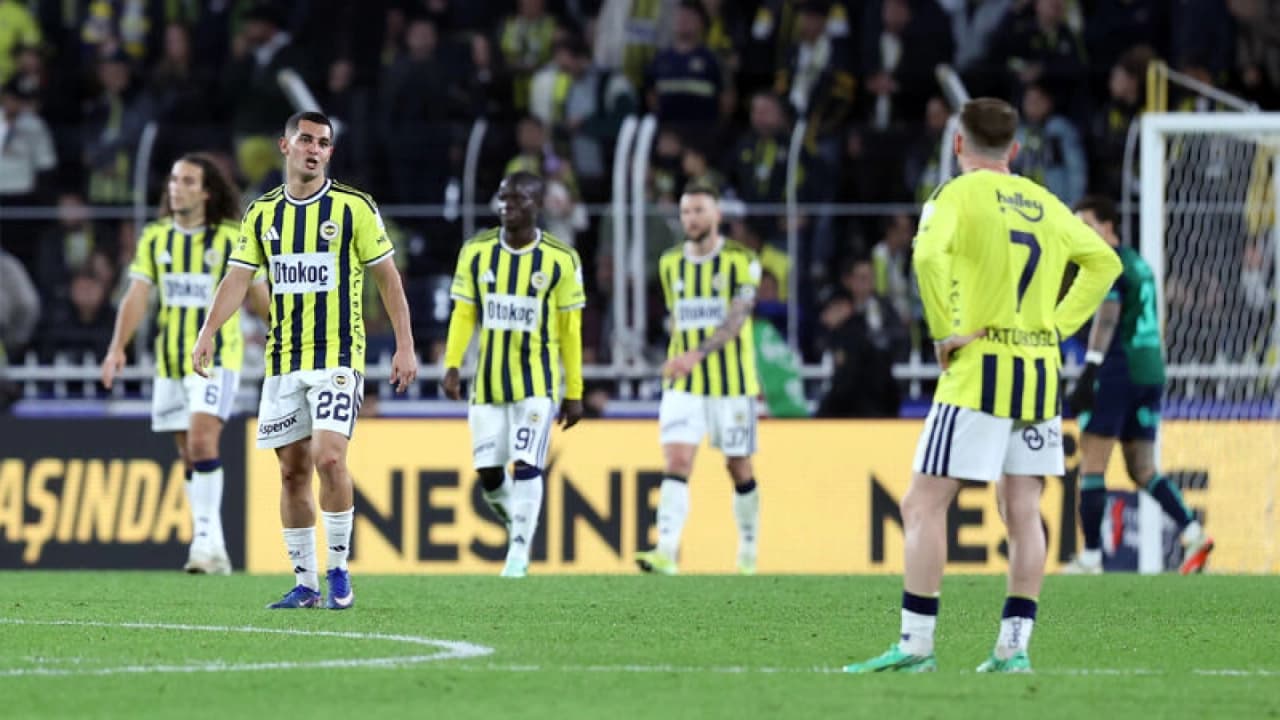 Fenerbahçe, Göztepe'ye 2-1 yenilerek üst üste ikinci mağlubiyetini aldı