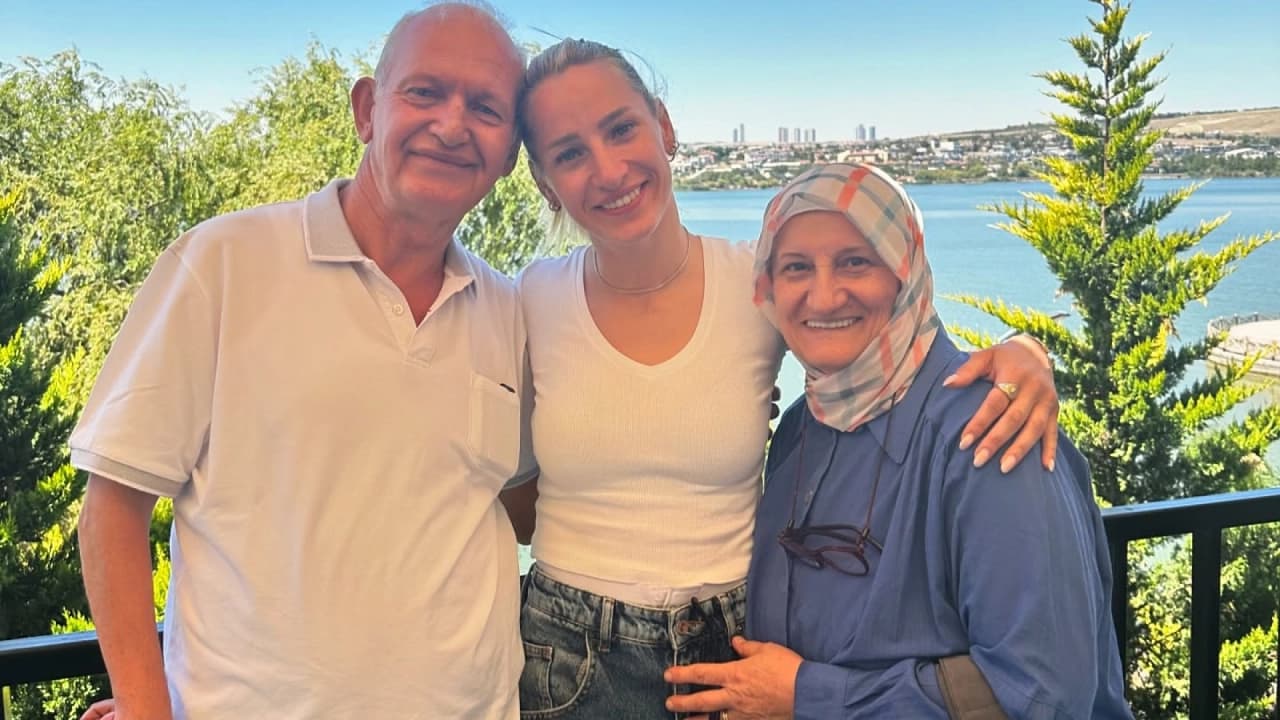 Gizem Örge anne ve babasının engelli kalma hikayesini anlattı