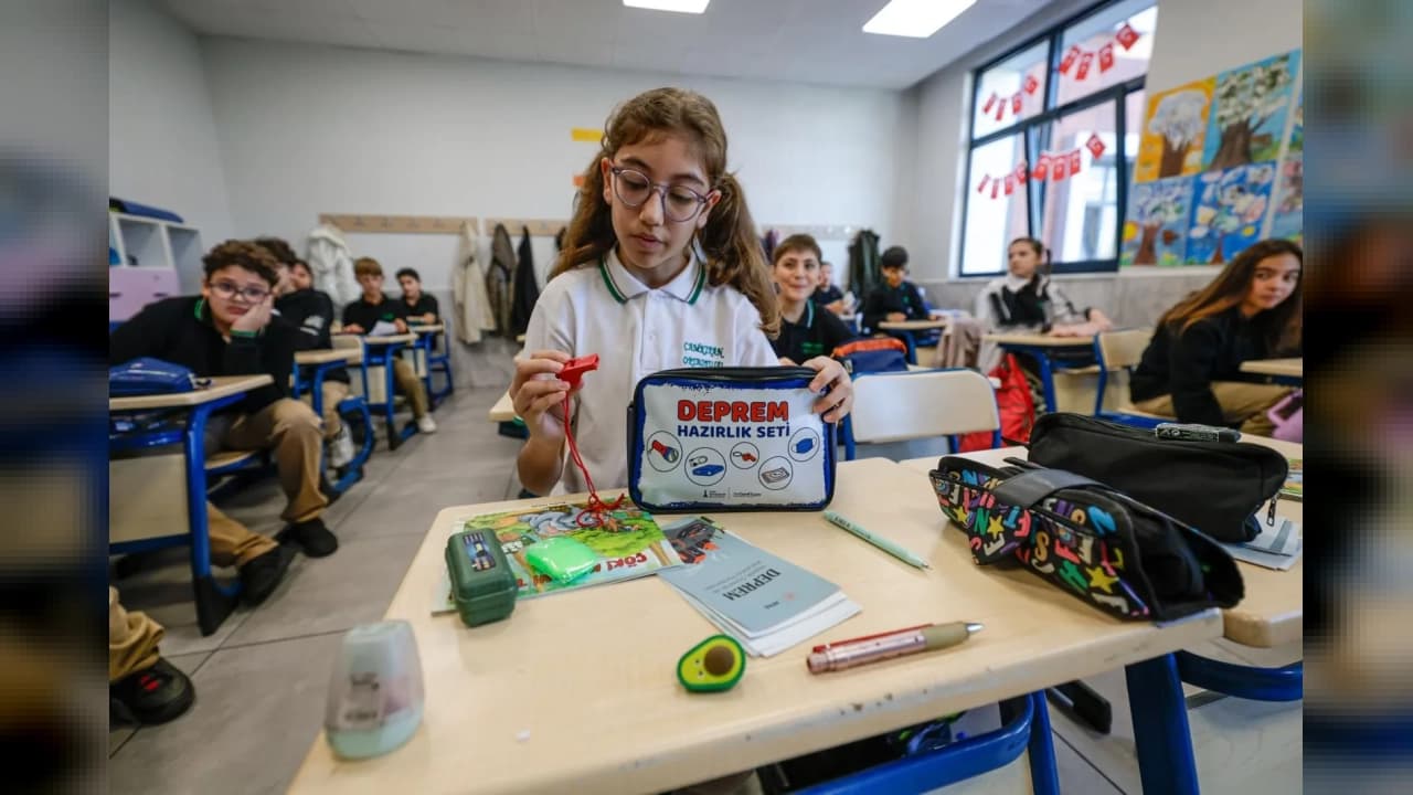İzmir'de öğrencilere afet hazırlık seti ve bilinçlendirme eğitimi
