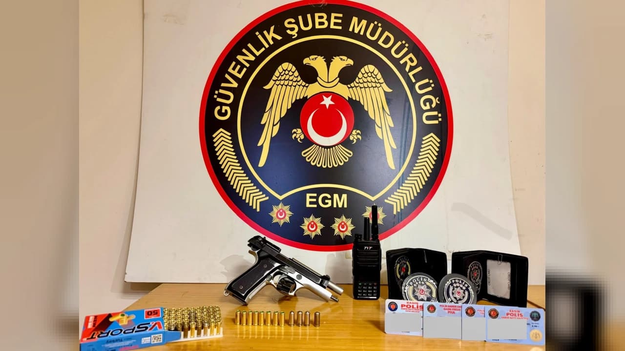 İzmir'de emniyet amblemleri ve silah kullanarak paylaşım yapan şüphelinin yakalanmasının ardından operasyon detayları netleşti.