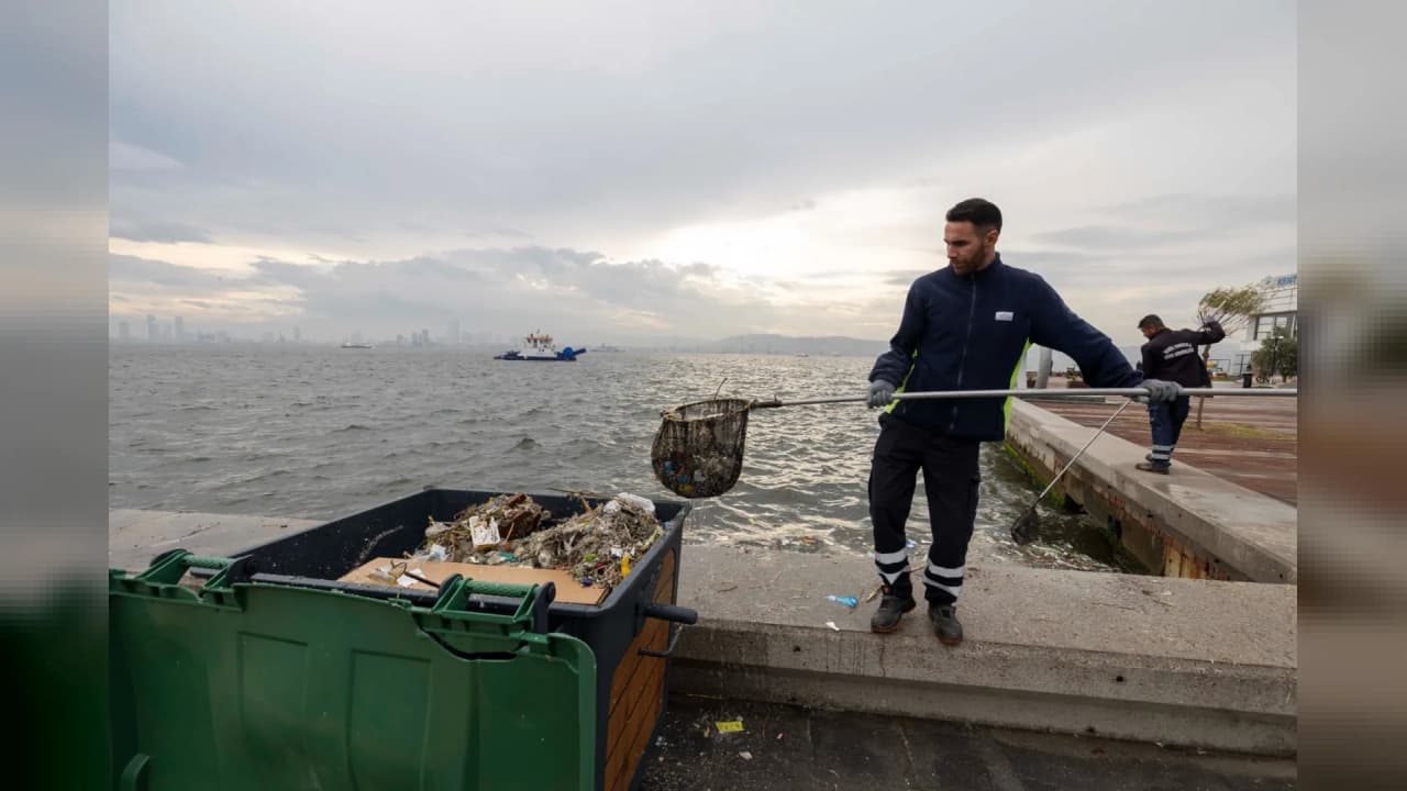 İzmir Körfezi'nde Temizlik Mesaisi: Yılda 1500 Ton Atık Çıkarılıyor