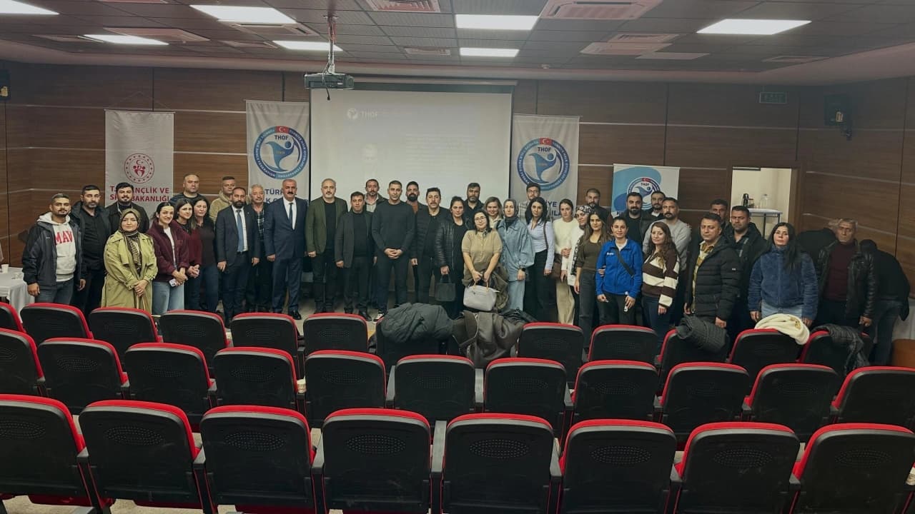 Kars'ta gerçekleştirilen halk oyunları antrenör gelişim ve vize seminerinin ardından kapanış programı düzenlendi.