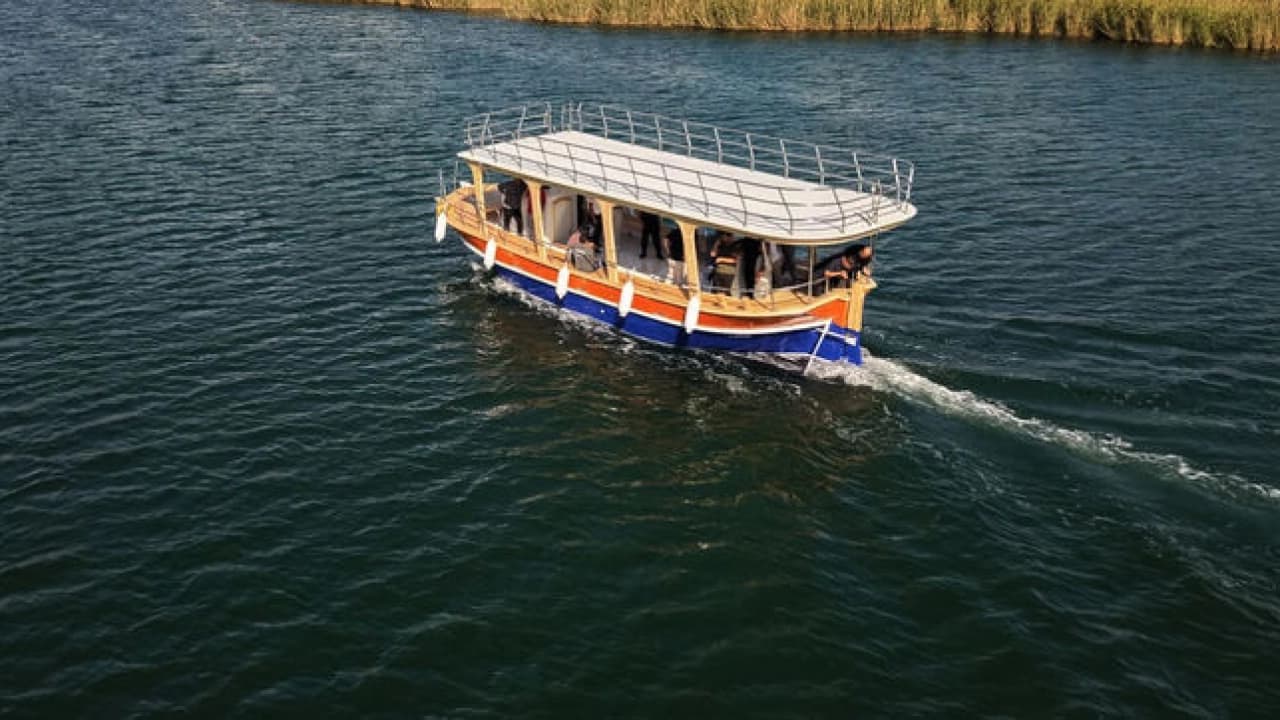 Muğla'da elektrikli tur teknesi Tomris Hatun suya indirildi