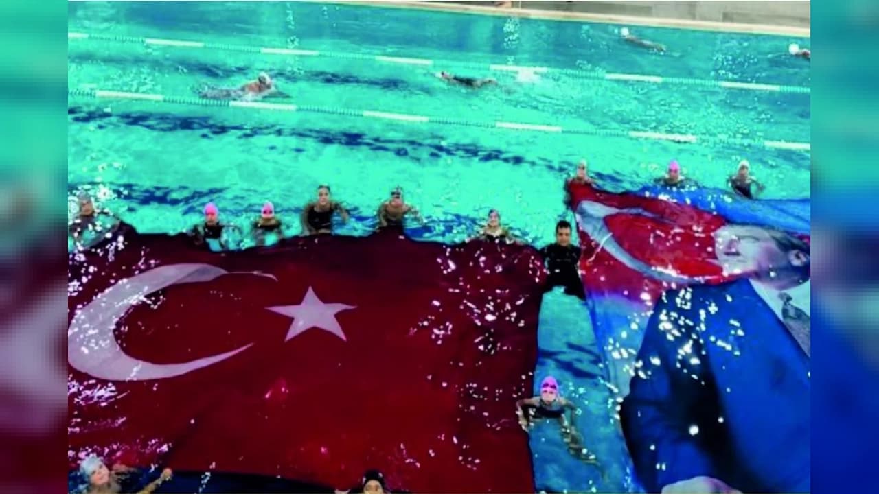Uzunköprü'de yüzücülerden Cumhuriyet Bayramı görsel şöleni