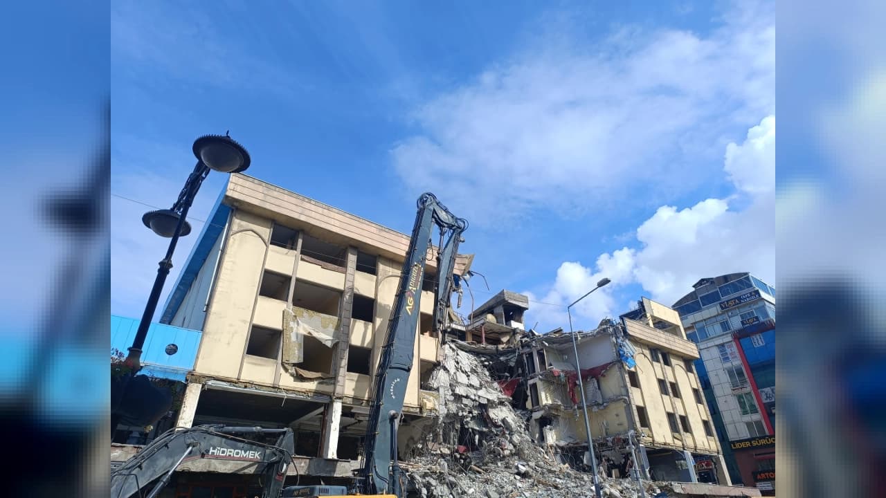 Van'ın simge yapılarından biri olan tarihi otelin kentsel dönüşüm kapsamında yıkım çalışmalarına başlandı.