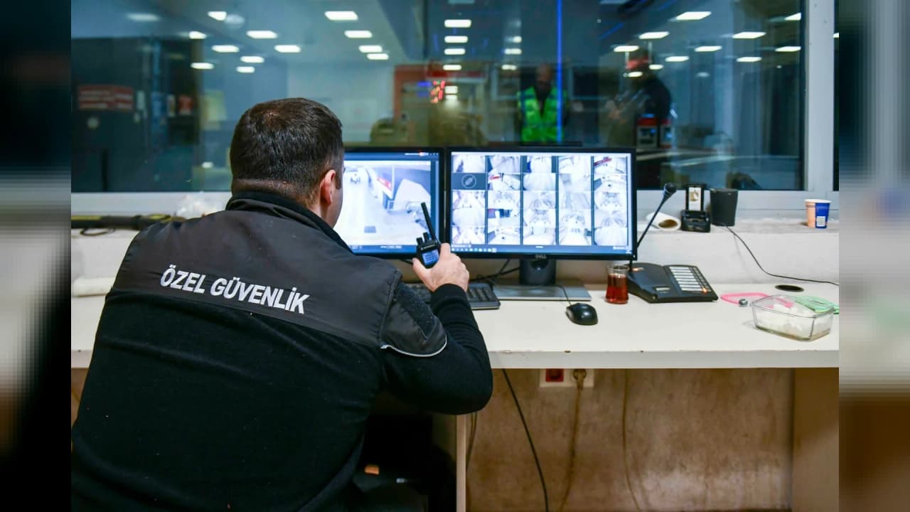Yürüyen merdiven butonlarına müdahaleye karşı sirenli sistem