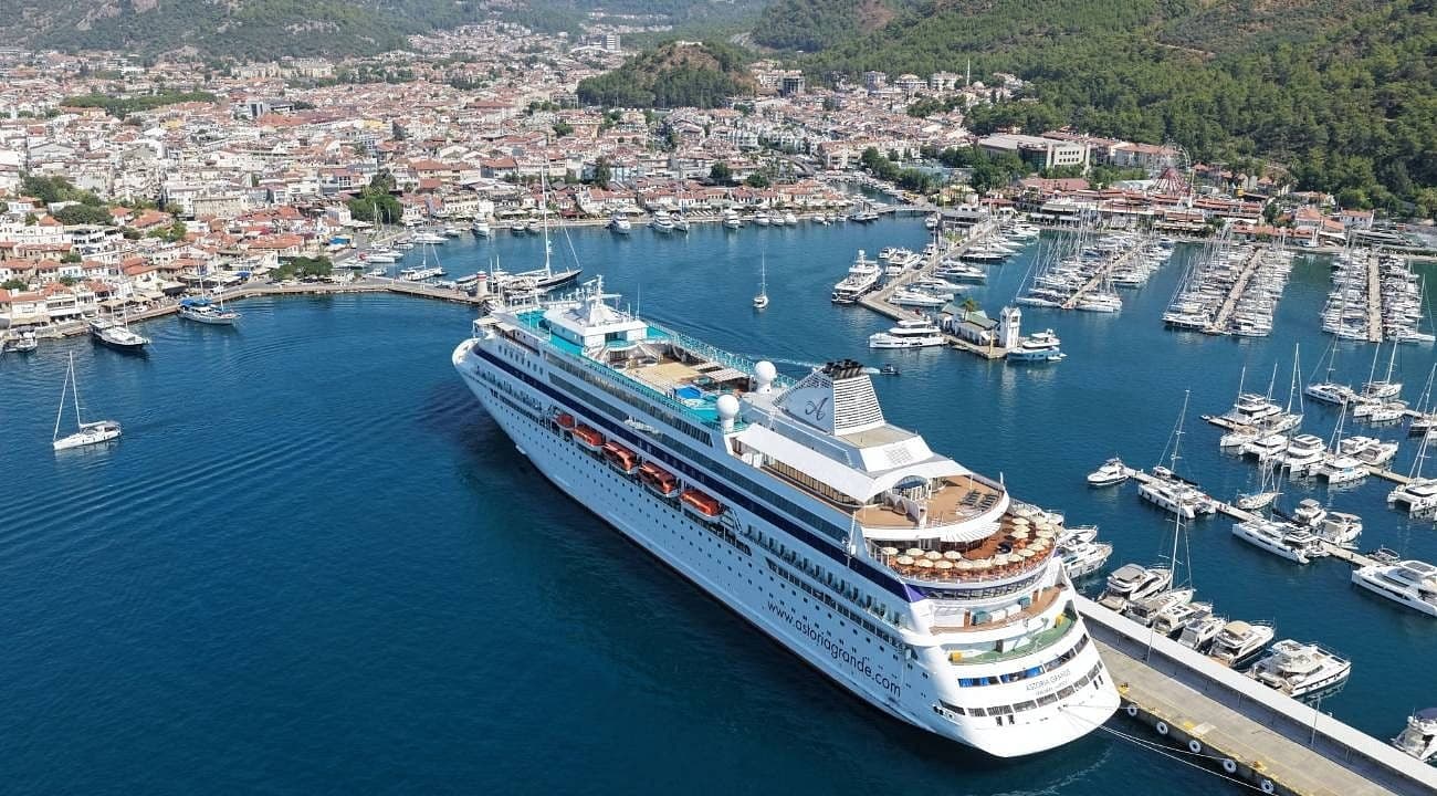 Dev kruvaziyer "Astoria Grande" Marmaris'e demirledi: Yüzlerce turist ilçeyi fethetti!