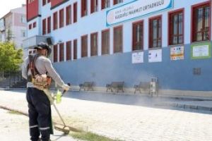 Selçuklu'da okullar yeni döneme hazırlanıyor: Okul bahçelerinde dev temizlik ve bakım seferberliği!