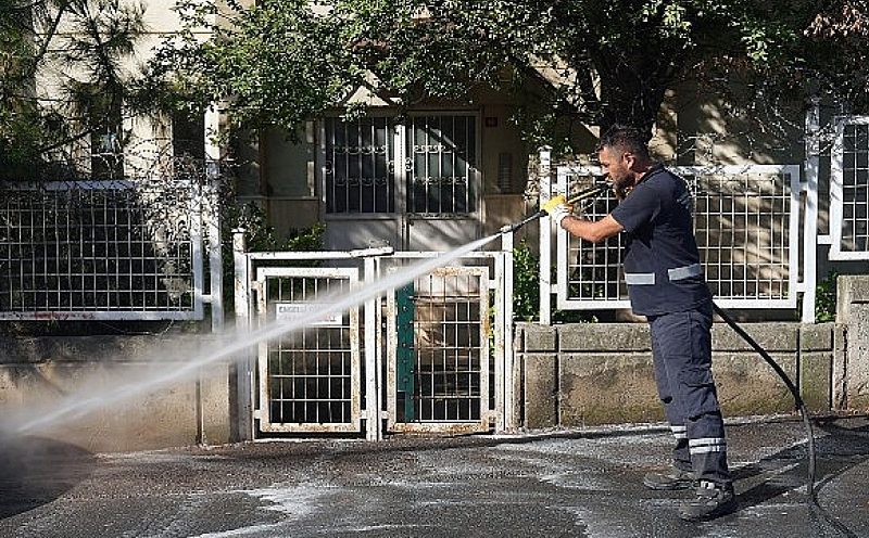 Maltepe'de köpüklü suyla köşe bucak temizlik: Aydınevler Mahallesi'nde hijyen seferberliği!