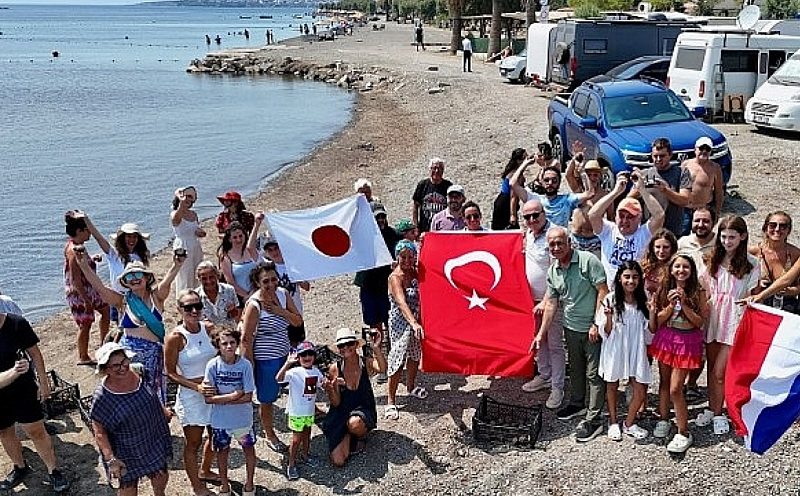 Seferihisar'da denizler için anlamlı buluşma: Akarca Sahili'nde denize Bokashi Topları bırakıldı!