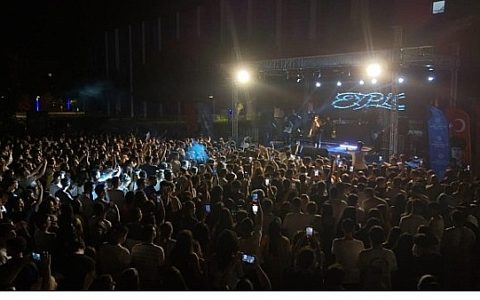 Aydın'da Eypio rüzgarı esti: Özlem Çerçioğlu’ndan dev 'Yaza Merhaba' konser serisi!
