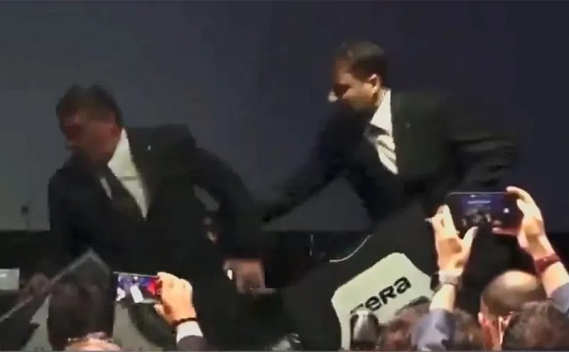 Beşiktaş Başkanı Serdal Adalı imza töreninde talihsiz bir kaza geçirdi: Kürsüye çıkarken yere düştü!