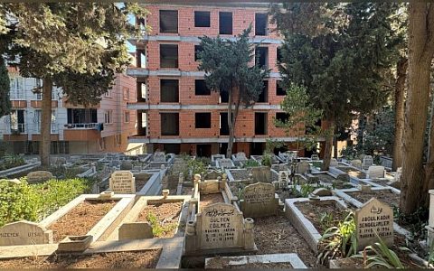 Avcılar’da mezarlık yanına yapılan binalar şaşırttı