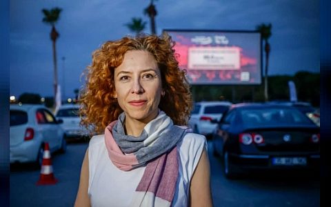 İzmir'de Araba Sineması Heyecanı Başladı: İnciraltı'nda Nostaljik Gece