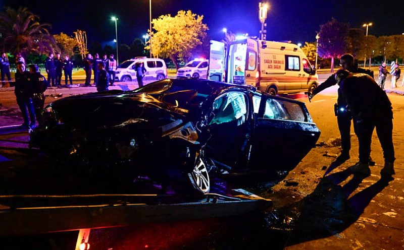 Maltepe'de İki Otomobil Çarpıştı: 9 Yaralı